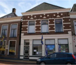 Huis met verminkte bakstenen gevel zonder top 