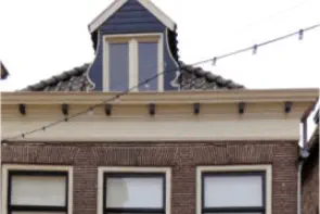 Huis met gevel met rechte kroonlijst